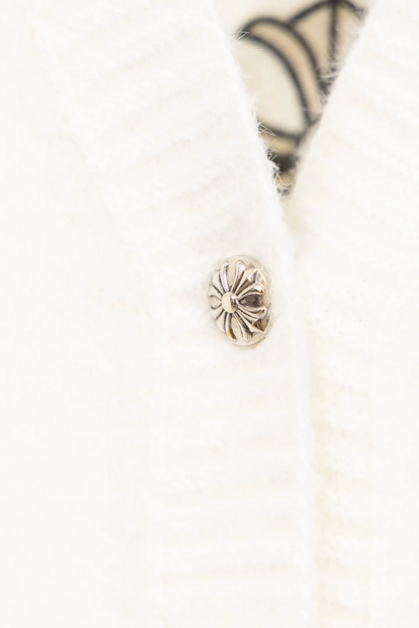 P300 Chrome Hearts CH Chrome Hearts 2026 new cross loose knitted V-neck cardigan Fabric: Made of plush textured knitted material, soft to the touch and with a lazy atmosphere; Decoration: Red, yellow, and black cross ornaments on the chest, paired with brand logo patches, which are iconic elements of street fashion brands (such as Chrome Hearts style), enhancing visual recognition; Version: Loose version + single-row metal button design, combining casual feeling and practicality. 2. Style and Adaptation Style: It combines dark street style and gentle knitted texture, which belongs to the tone of "sweet and cool mix"; Scenario: Can be worn with a T-shirt/suspender to create a daily street look, or can be layered with a shirt for light casual wear. Color: Black White Size: M L XL